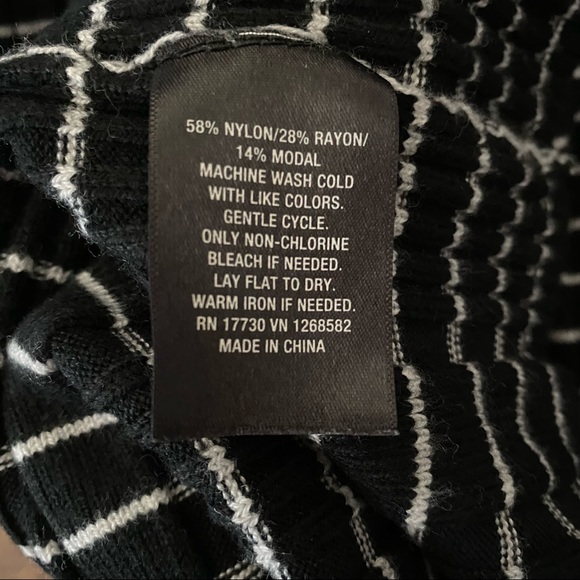 ❌RELISTED IN A BUNDLE LISTING❌  Super Soft Mock Neck Top/Sweater S - Picture 3 of 9